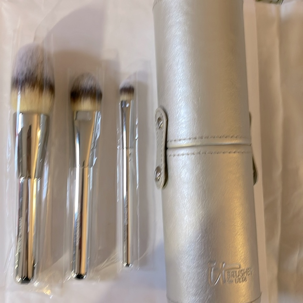 IT Cosmetics set of 3 brushes. New